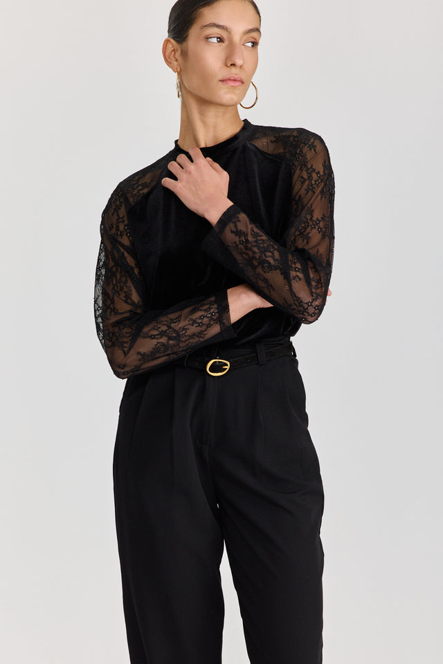 חולצת קטיפה league שרוולי תחרה שחורה