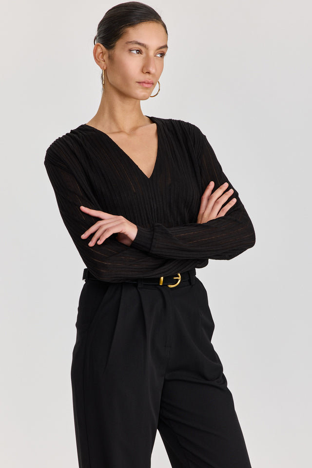 חולצת וי כיווצים ארוכה שחורה