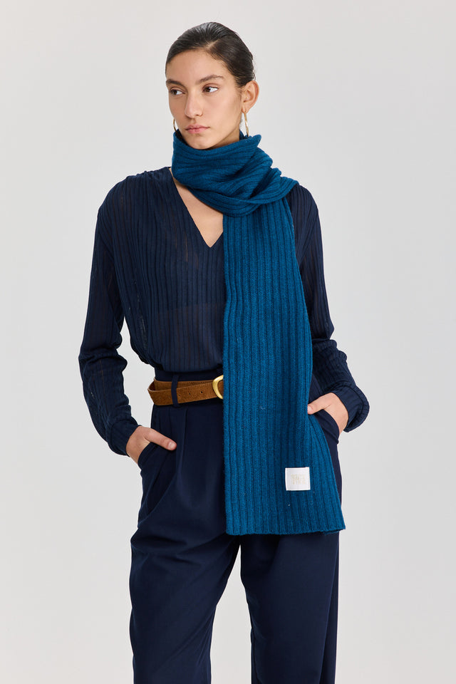 צעיף סרוג טקסטורת פסים כחול