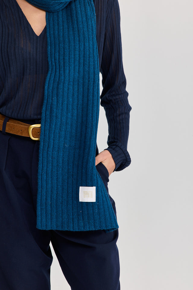 צעיף סרוג טקסטורת פסים כחול