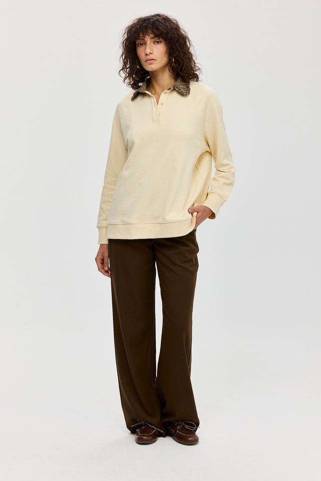 סוויטשירט קריספי פולו צווארון שמנת מנומר