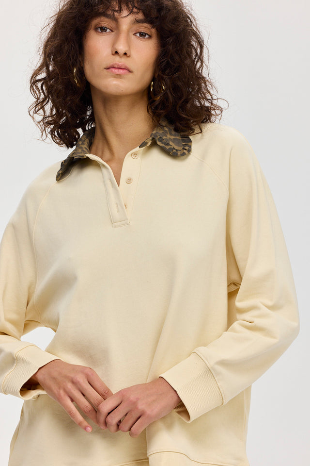 סוויטשירט קריספי פולו צווארון שמנת מנומר