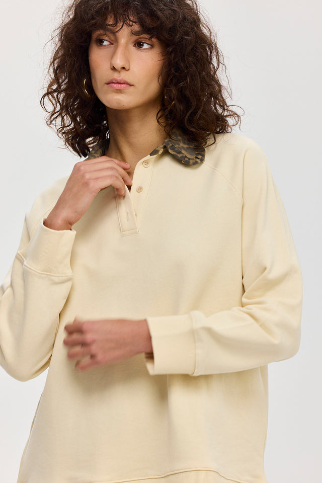 סוויטשירט קריספי פולו צווארון שמנת מנומר