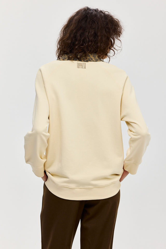 סוויטשירט קריספי פולו צווארון שמנת מנומר