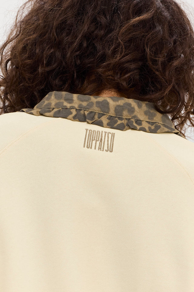 סוויטשירט קריספי פולו צווארון שמנת מנומר