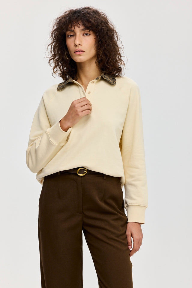 סוויטשירט קריספי פולו צווארון שמנת מנומר