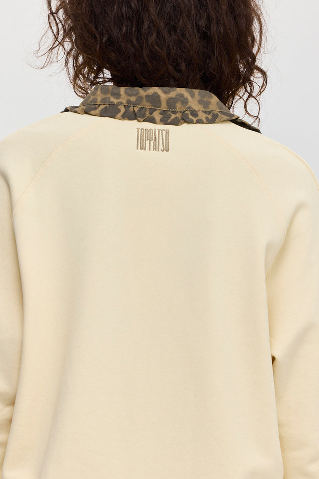 סוויטשירט קריספי פולו צווארון שמנת מנומר