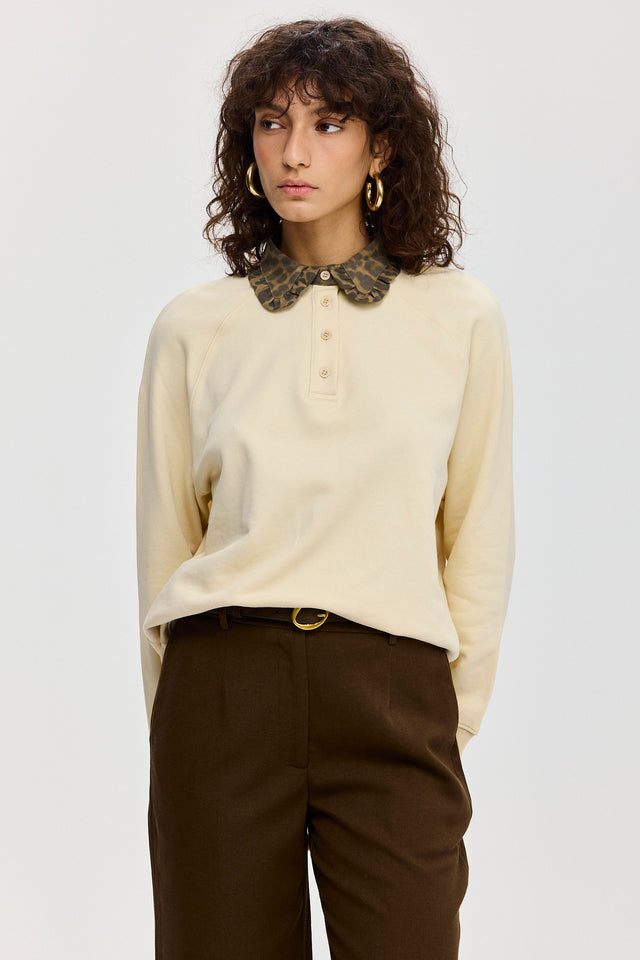 סוויטשירט קריספי פולו צווארון שמנת מנומר