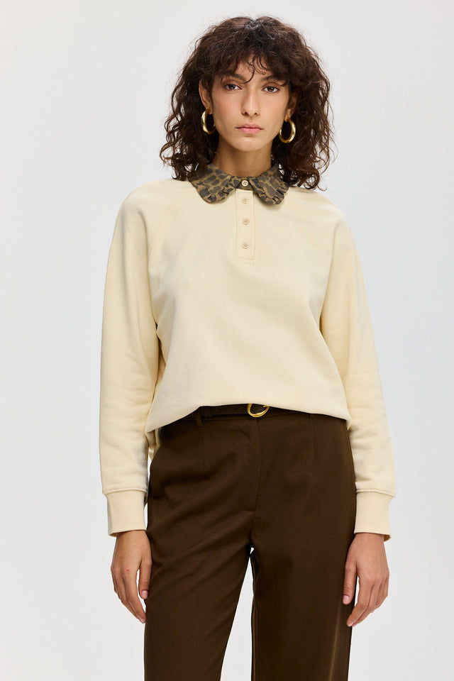 סוויטשירט קריספי פולו צווארון שמנת מנומר