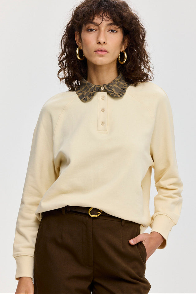 סוויטשירט קריספי פולו צווארון שמנת מנומר