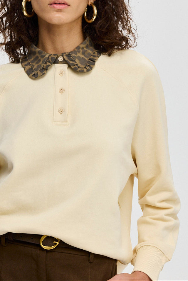 סוויטשירט קריספי פולו צווארון שמנת מנומר