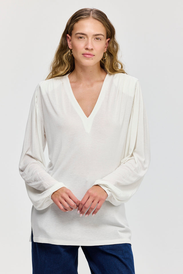 חולצה מפתח וי כיווצים ברוסקטה שרוולים תפוחים שמנת