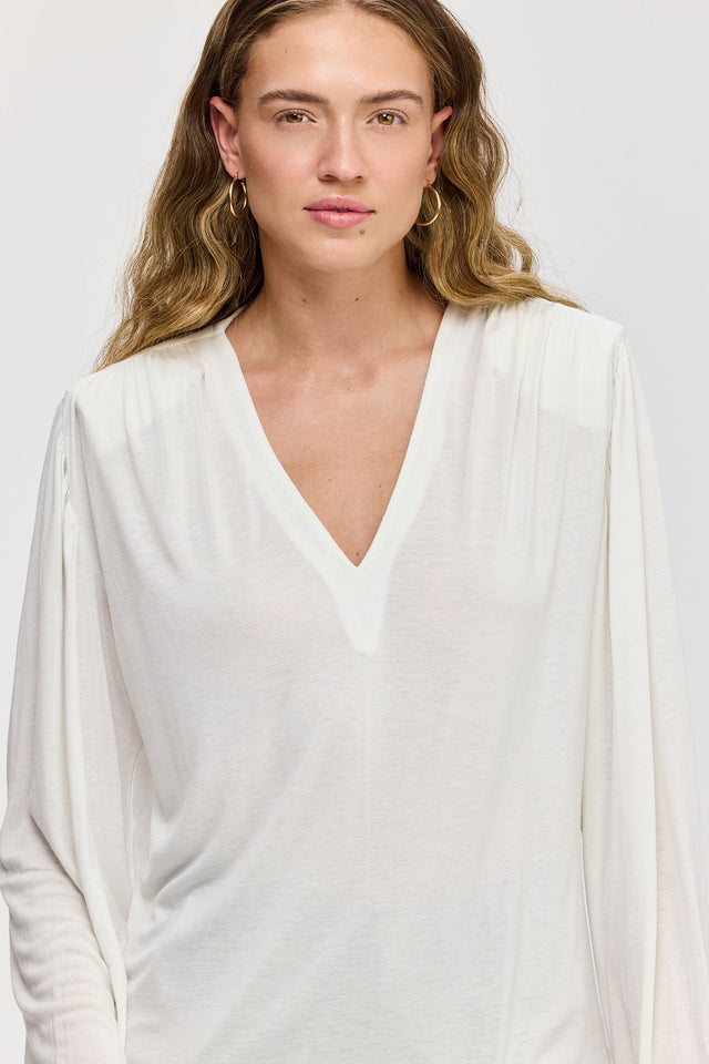 חולצה מפתח וי כיווצים ברוסקטה שרוולים תפוחים שמנת