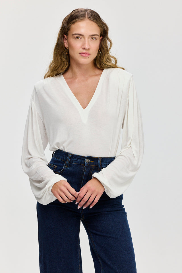 חולצה מפתח וי כיווצים ברוסקטה שרוולים תפוחים שמנת