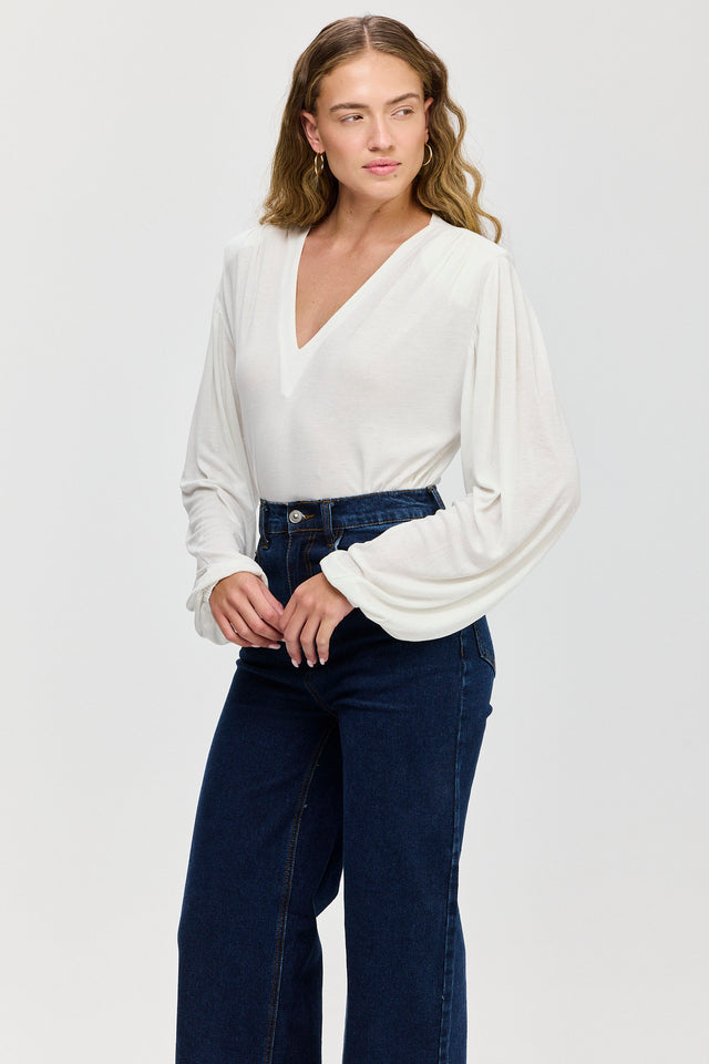 חולצה מפתח וי כיווצים ברוסקטה שרוולים תפוחים שמנת