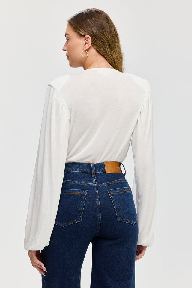 חולצה מפתח וי כיווצים ברוסקטה שרוולים תפוחים שמנת