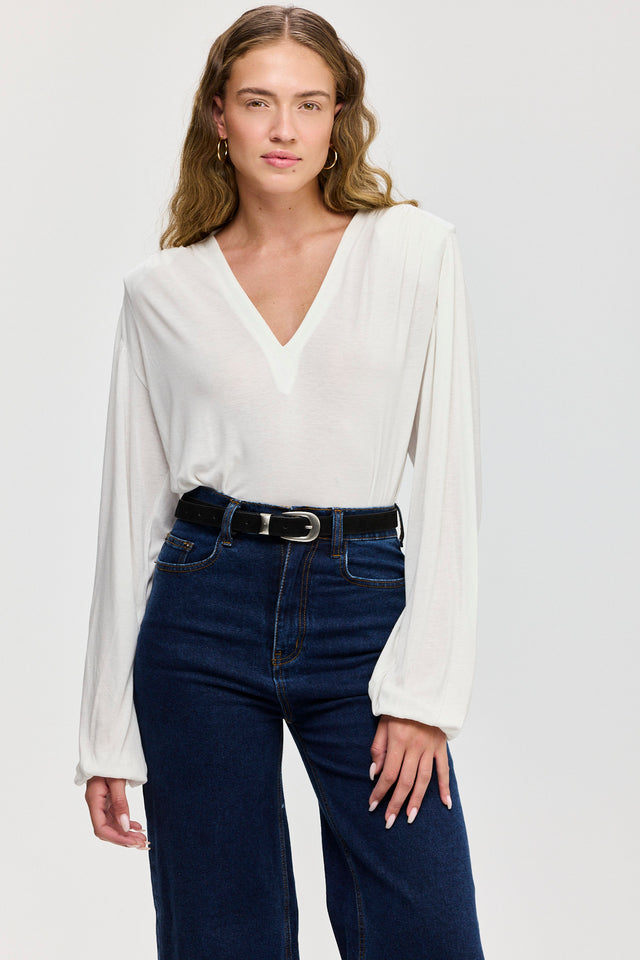 חולצה מפתח וי כיווצים ברוסקטה שרוולים תפוחים שמנת