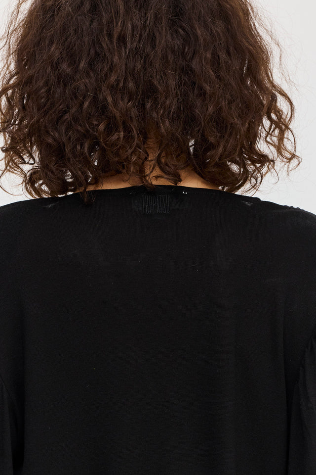 חולצה מפתח וי כיווצים ברוסקטה שרוולים תפוחים שחורה