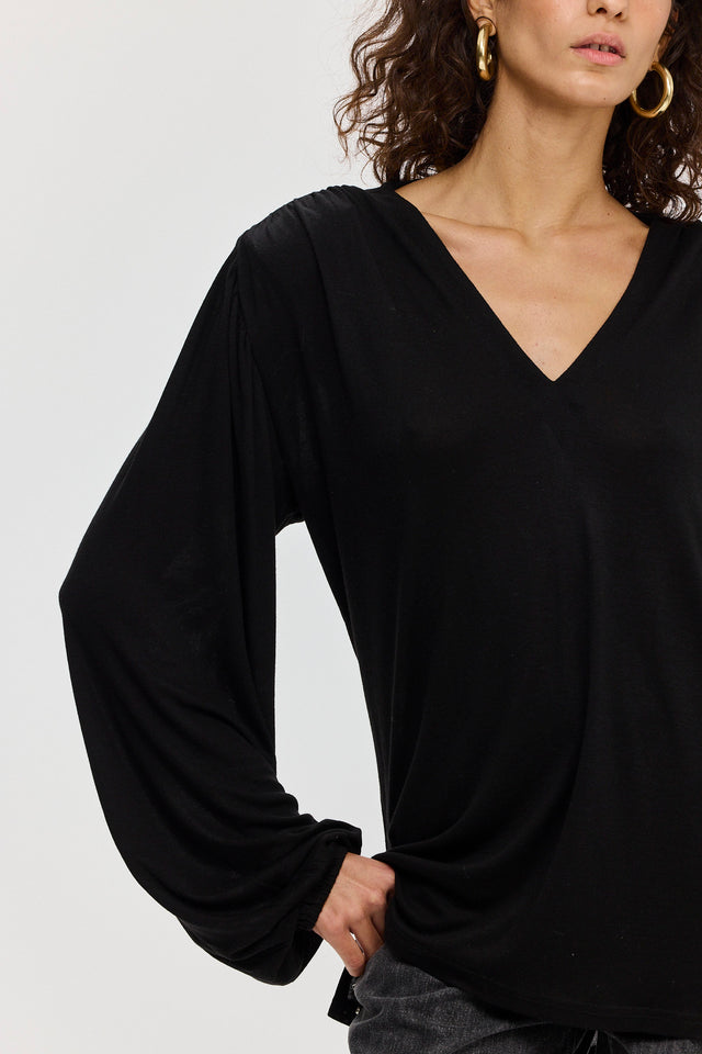 חולצה מפתח וי כיווצים ברוסקטה שרוולים תפוחים שחורה