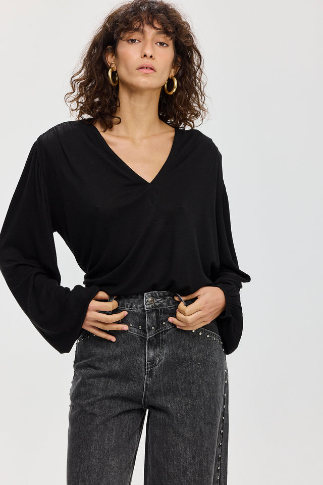 חולצה מפתח וי כיווצים ברוסקטה שרוולים תפוחים שחורה