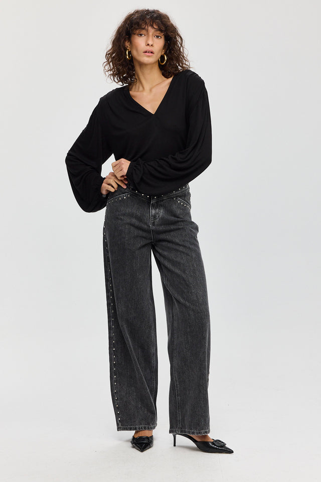 חולצה מפתח וי כיווצים ברוסקטה שרוולים תפוחים שחורה