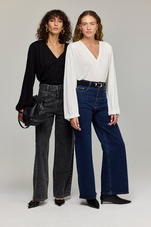 חולצה מפתח וי כיווצים ברוסקטה שרוולים תפוחים שחורה