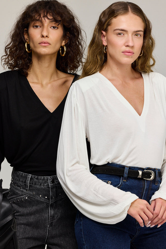 חולצה מפתח וי כיווצים ברוסקטה שרוולים תפוחים שחורה