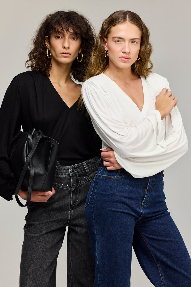 חולצה מפתח וי כיווצים ברוסקטה שרוולים תפוחים שחורה