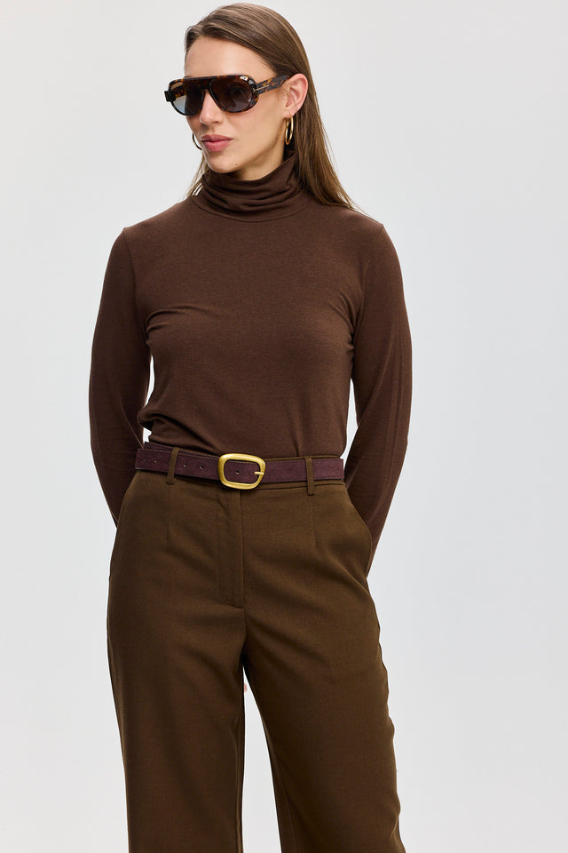 חגורת זמש חום כהה עם אבזם זהב