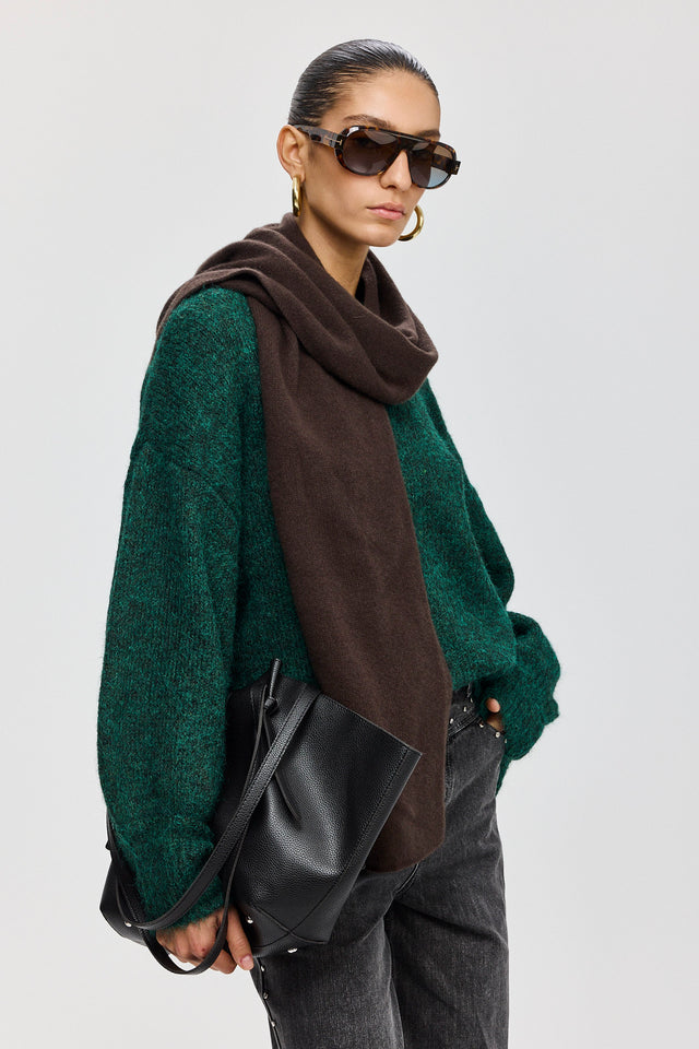 צעיף סריג חלק חום כהה