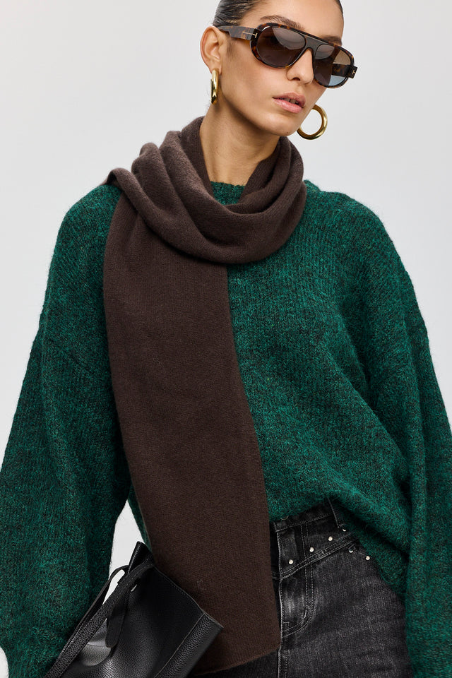 צעיף סריג חלק חום כהה