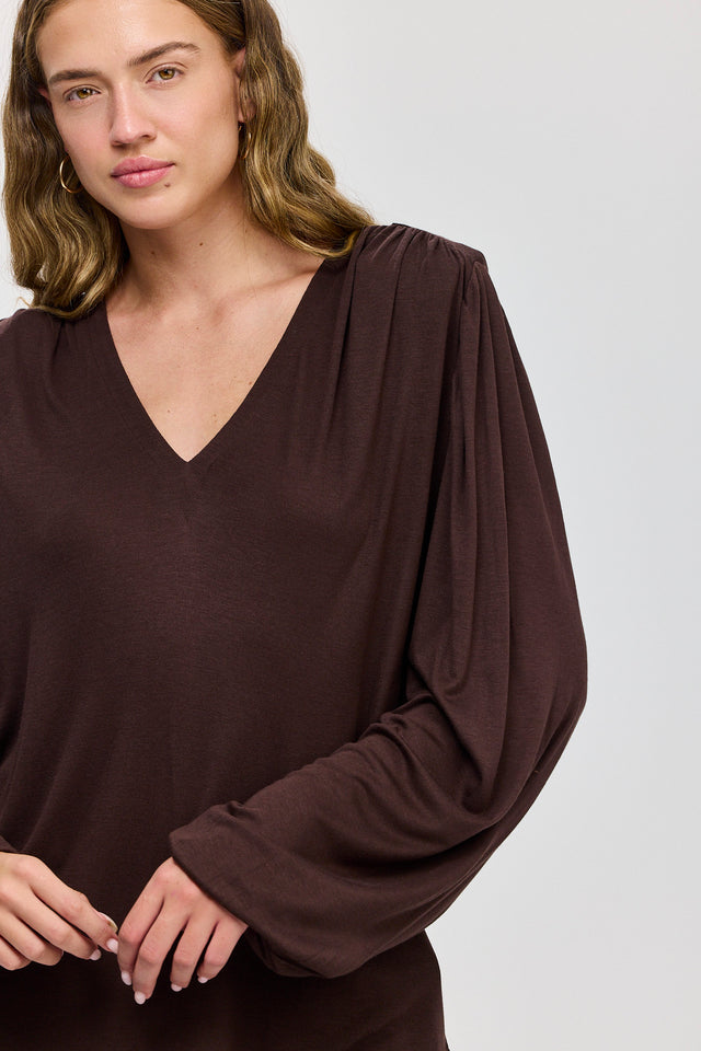 חולצה מפתח וי כיווצים ברוסקטה שרוולים תפוחים חומה