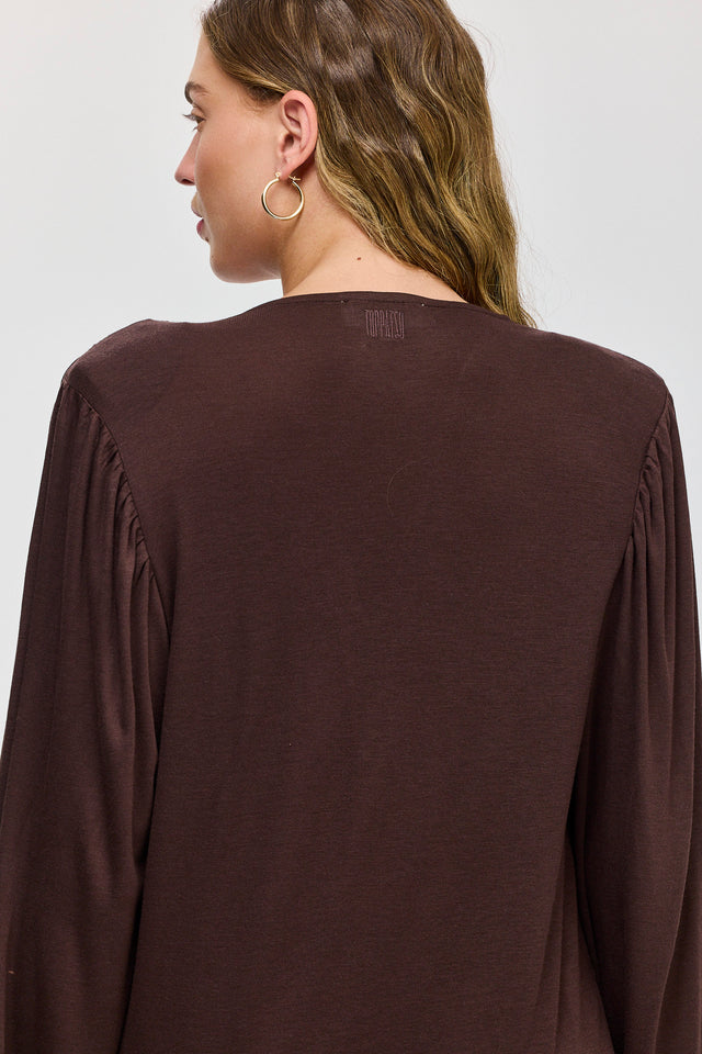 חולצה מפתח וי כיווצים ברוסקטה שרוולים תפוחים חומה