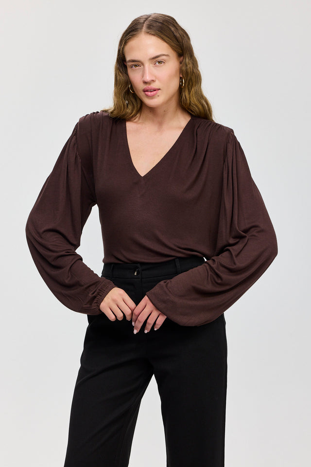 חולצה מפתח וי כיווצים ברוסקטה שרוולים תפוחים חומה