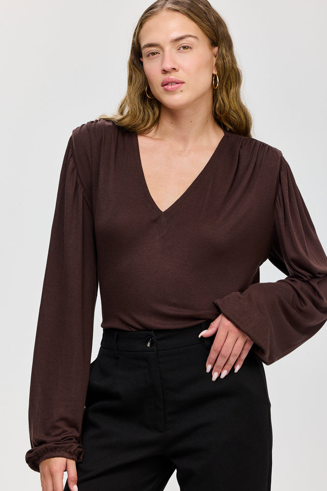 חולצה מפתח וי כיווצים ברוסקטה שרוולים תפוחים חומה