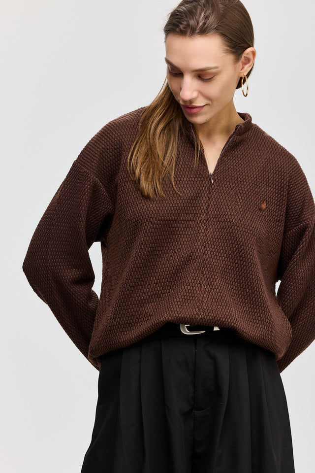 חולצת זיפר סריג ספייסי שרוולים ארוכים חומה