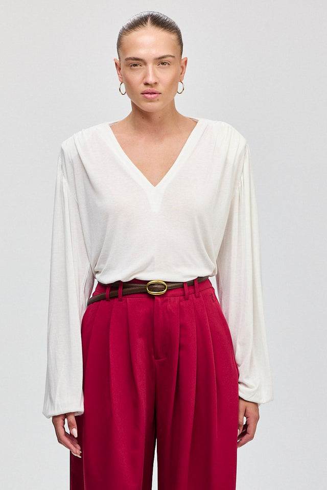 חולצה מפתח וי כיווצים ברוסקטה שרוולים תפוחים שמנת