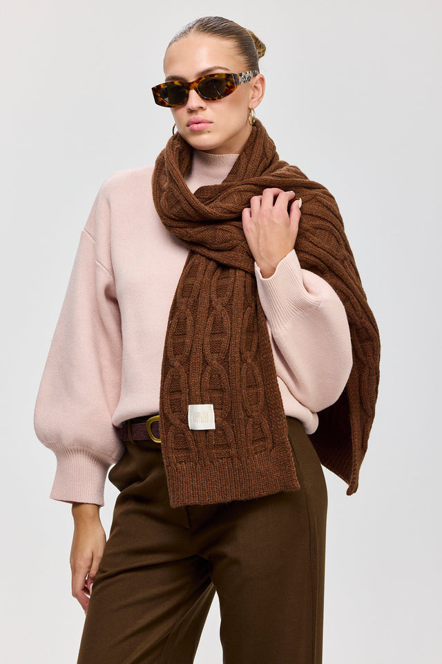 צעיף סריגה גאומטרית חום שוקולד