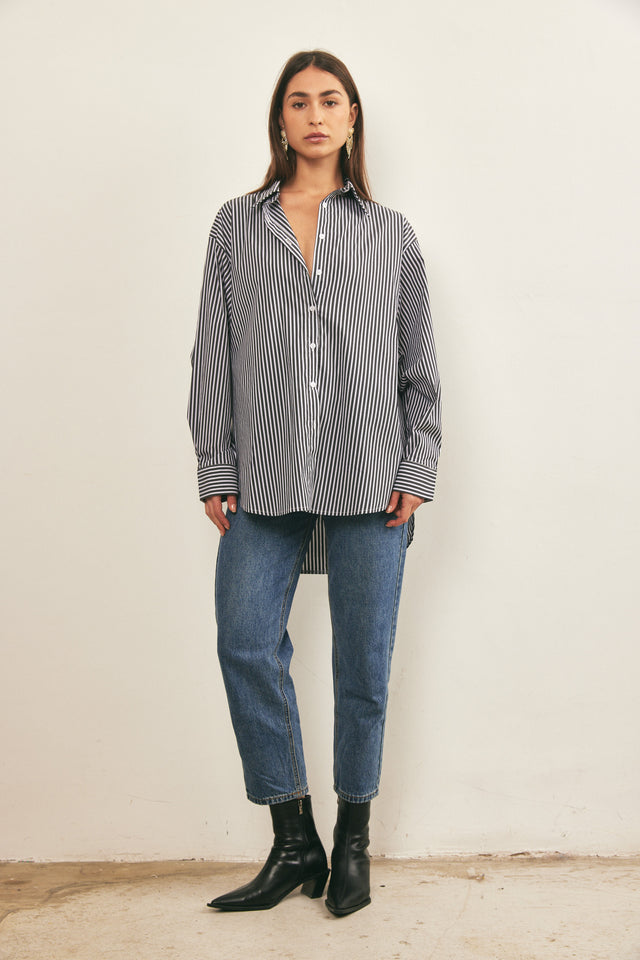 חולצה מכופתרת בויפרנד פסים שחור לבן