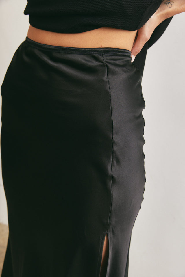 חצאית בוני סאטן שחורה