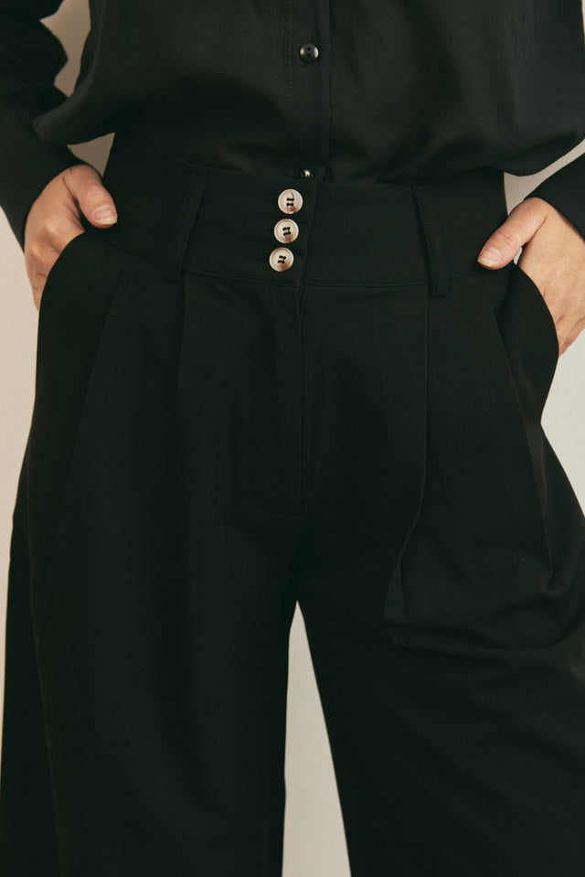 מכנסיים מחויטים שחורים בגזרת אוברסייז