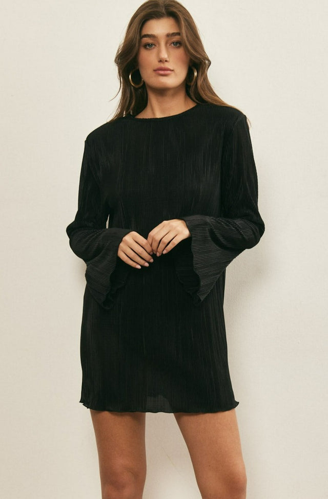 שמלת מיני פליסה שחורה עם שרוולי פעמון