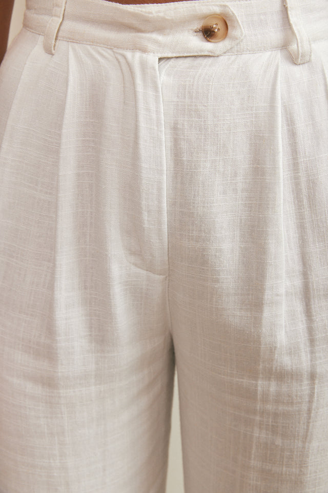 מכנסי פשתן מחויטים מתרחבים לבנים