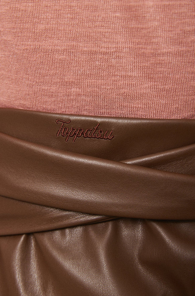 חצאית מלודי דמוי עור חום שוקולד